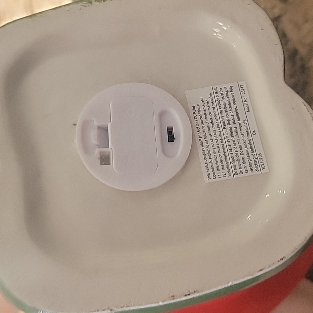 12" Nostalgic Ceramic Figure - Gnome with Wreath - Picture 10 of 10